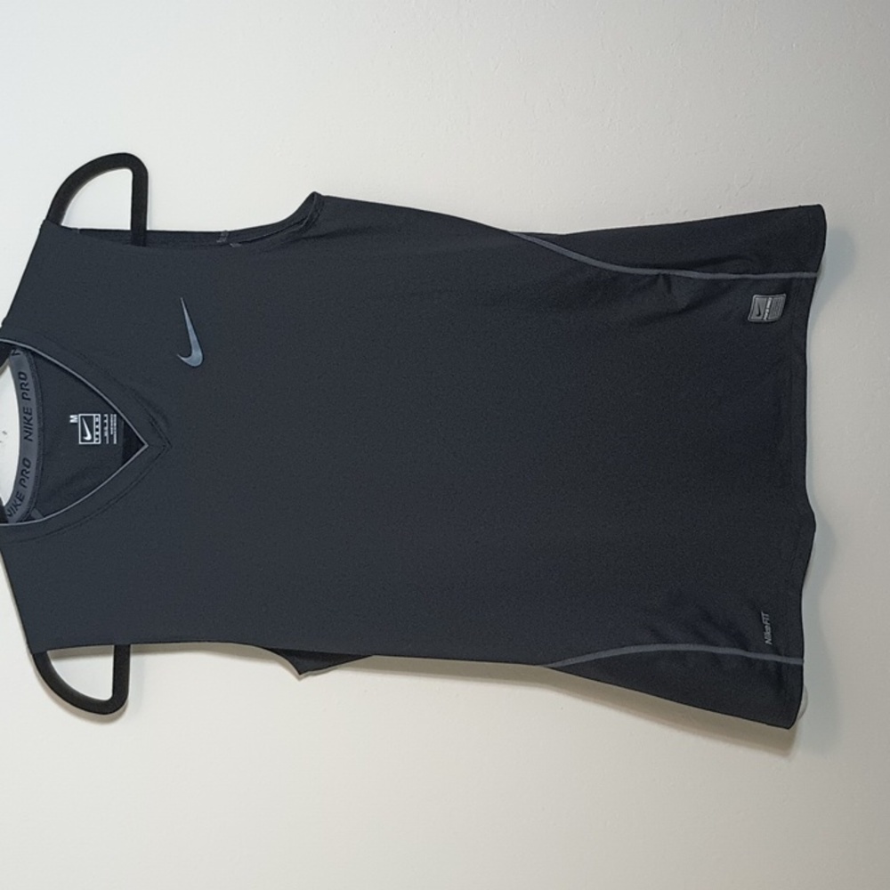 32. Nike Pro Fitted Sleeveless sweat absorption top medium 29*26